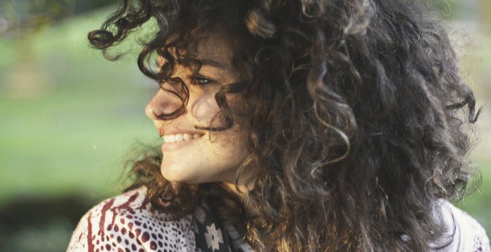 femme cheveux brun