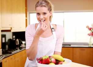 Au placard !, femme dans la cuisine